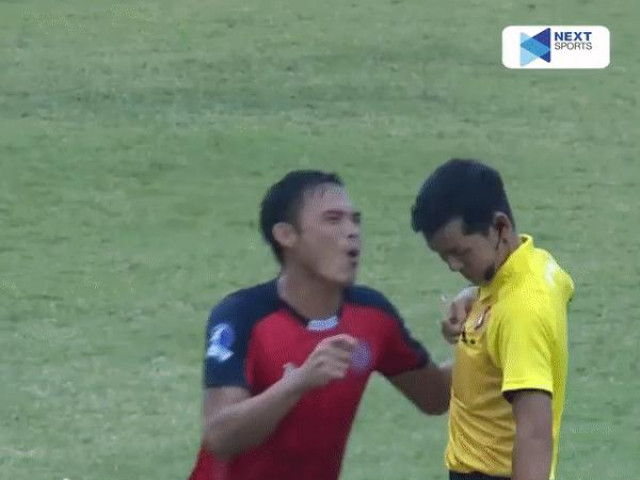 Bóng đá - VFF xử lý nghiêm cầu thủ Bình Thuận đuổi đánh trọng tài