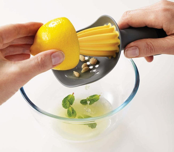 1. Dụng cụ này sẽ giúp bạn lấy nước cốt chanh một cách dễ dàng và giữ lại hạt.
