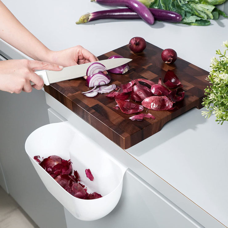 13. Một chiếc thùng rác di động giúp việc dọn dẹp trở nên nhanh chóng và tiện lợi hơn rất nhiều.