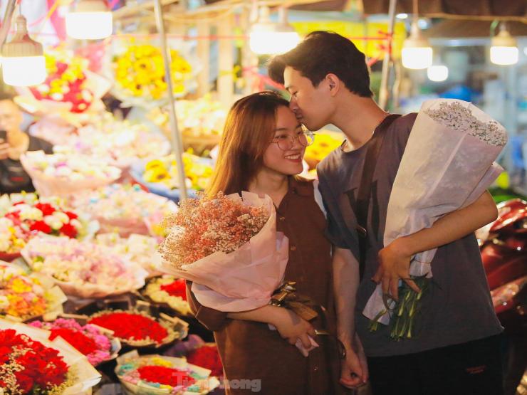 Bạn trẻ - Cuộc sống - Chợ hoa đêm Hà Nội thu hút đông đảo giới trẻ đến check in, chụp ảnh rộn ràng