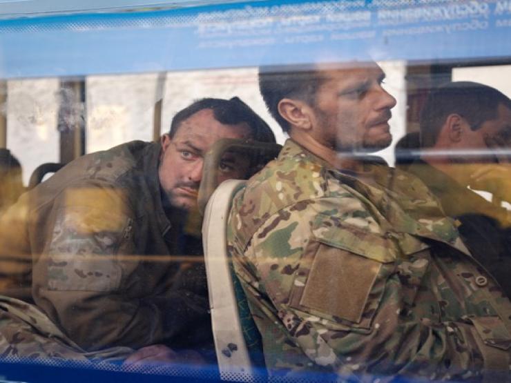 Thế giới - Hơn 1.000 tù binh Azovstal được đưa đến Nga