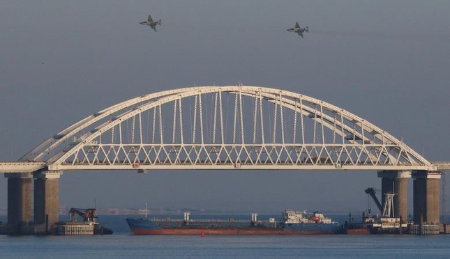 Cây cầu nối giữa lục địa Nga với bán đảo Crimea. Ảnh: Reuters
