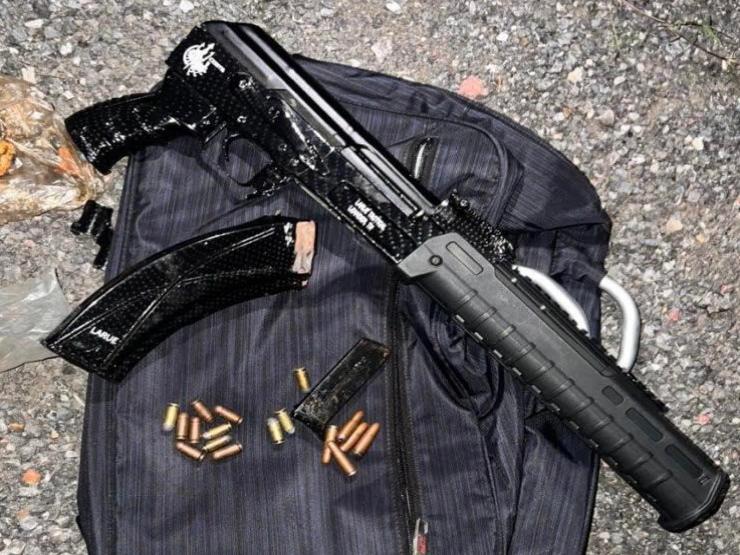 Phát hiện thêm súng dạng AK trên ô tô của thanh niên gây rối trên phố Hàng Bè