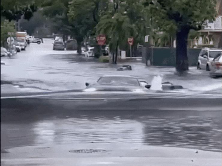 Clip: Siêu xe Chevrolet Corvette lội nước như ”tàu ngầm” trên phố ngập lụt