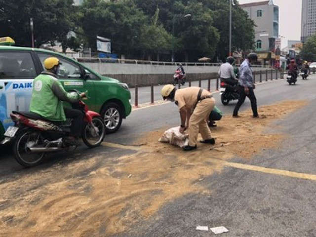 Dầu nhớt đổ ra đường sau tai nạn, CSGT TPHCM đổ cát, dọn sạch