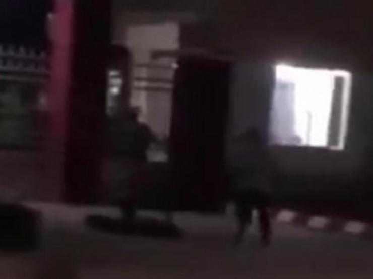 Pháp luật - Người đàn ông bị hành hung nằm bò dưới nền đất trước cổng đơn vị quân đội