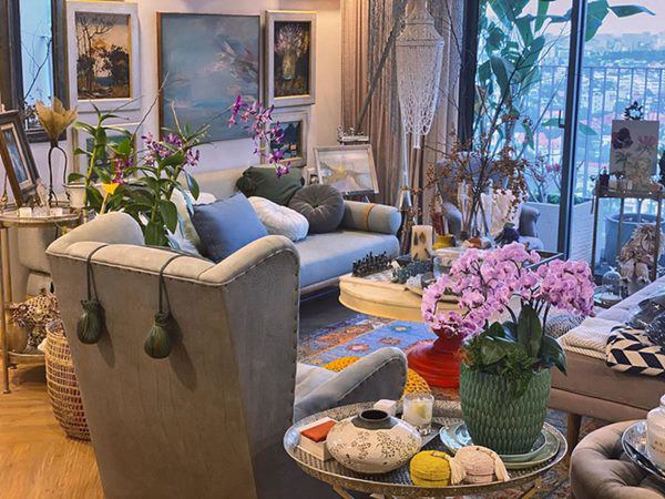 Từng chi tiết nhỏ như bức tranh treo tường cho
đến các bức tượng đều được anh chăm chút tỉ mỉ, sắp xếp, kết hợp
với nhau hài hòa, tạo cảm giác dễ chịu khó lòng rời mắt.