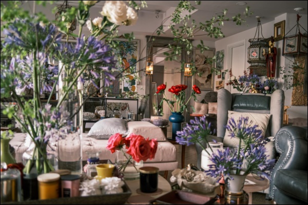 Hoa tươi xuất hiện mọi nơi trong căn nhà nên
sức sống và nét duyên đầy ấn tượng cho không gian sống của nhà
thiết kế trẻ.