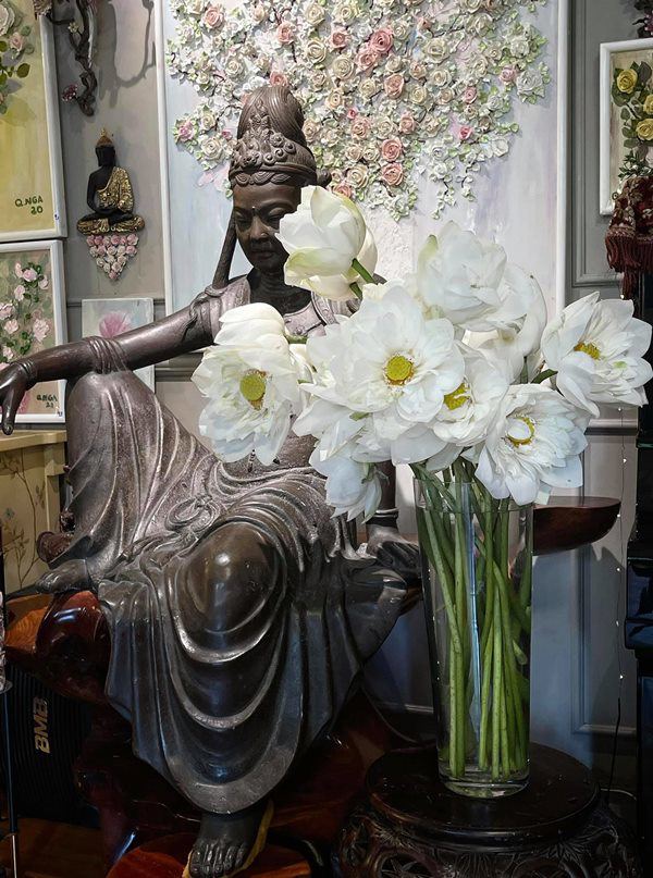 Hoa sen cúng Phật của Lý Quí Khánh.