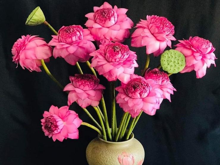 Thị trường - Tiêu dùng - Hoa sen nghìn cánh được bán với giá rẻ chưa từng có, chị em tranh thủ mua chơi