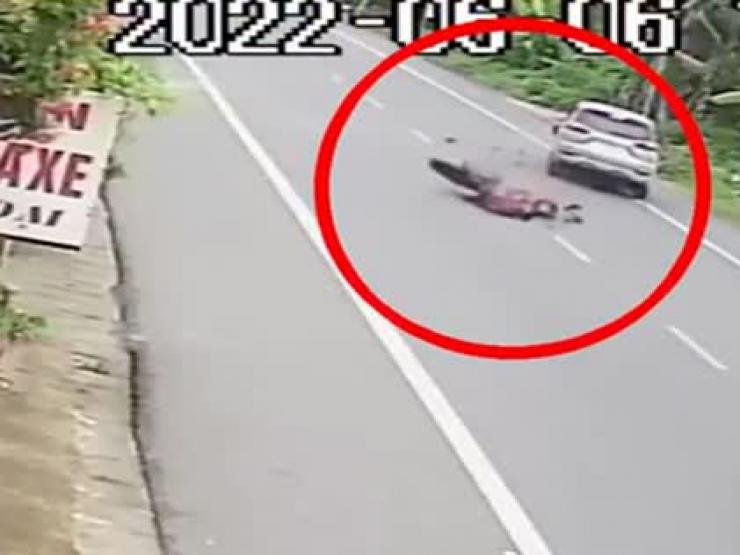 Clip: Hành động bất ngờ, tài xế xe máy nằm gục sau cú tông ô tô ngược chiều