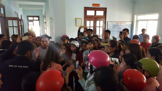 Hơn 500 giáo viên bức xúc kéo lên huyện vì bị chấm dứt hợp đồng