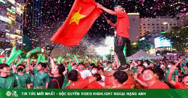 Fans on the pedestrian street Nguyen Hue dance and celebrate the victory of U23 Vietnam