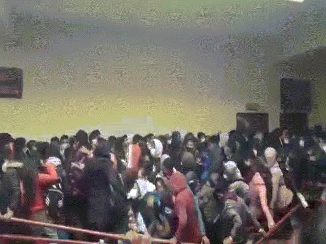 Video: Chen nhau ở hành lang, nhiều sinh viên Bolivia rơi xuống từ tầng 4
