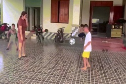 Bạn trẻ - Cuộc sống - Hai mẹ con trổ tài tâng bóng siêu đỉnh khiến cộng đồng mạng trầm trồ