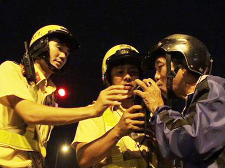 Tin tức trong ngày - Công an vào cuộc vụ hàng trăm máy đo nồng độ cồn "lệch chuẩn"