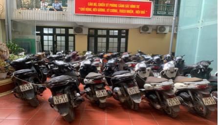 Hàng chục xe máy tang vật được đưa về trụ sở Phòng Cảnh sát hình sự