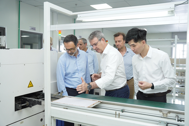 Ban lãnh đạo tham quan nhà máy Simon Việt Nam