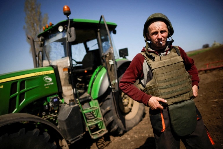 Một nông dân Ukraine mặc áo chống đạn khi làm việc trên cánh đồng ở vùng Zaporizhia, Ukraine vào tháng 4/2022. Ảnh: Ueslei Marcelino