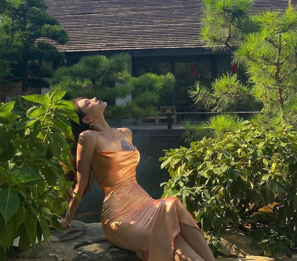 Váy lụa được coi là món đồ không thể thiếu của các chị em vào mùa hè.