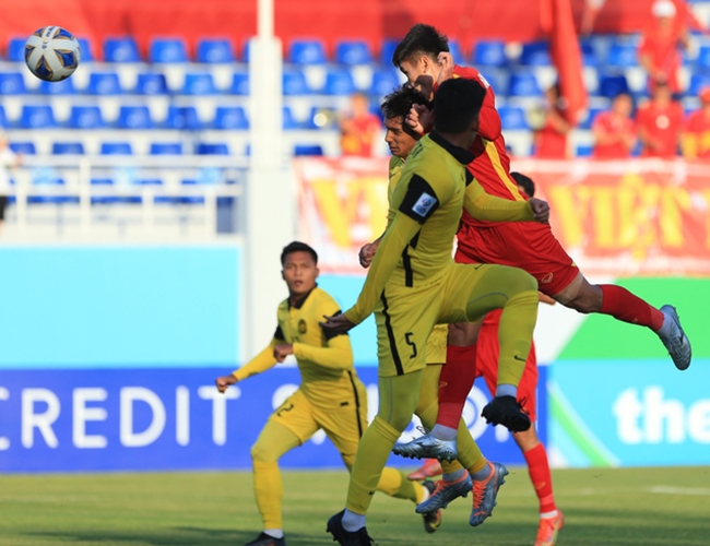 Mạnh Dũng bật cao đánh đầu cực căng, xé lưới Malaysia, U23 Việt Nam vươn lên dẫn trước