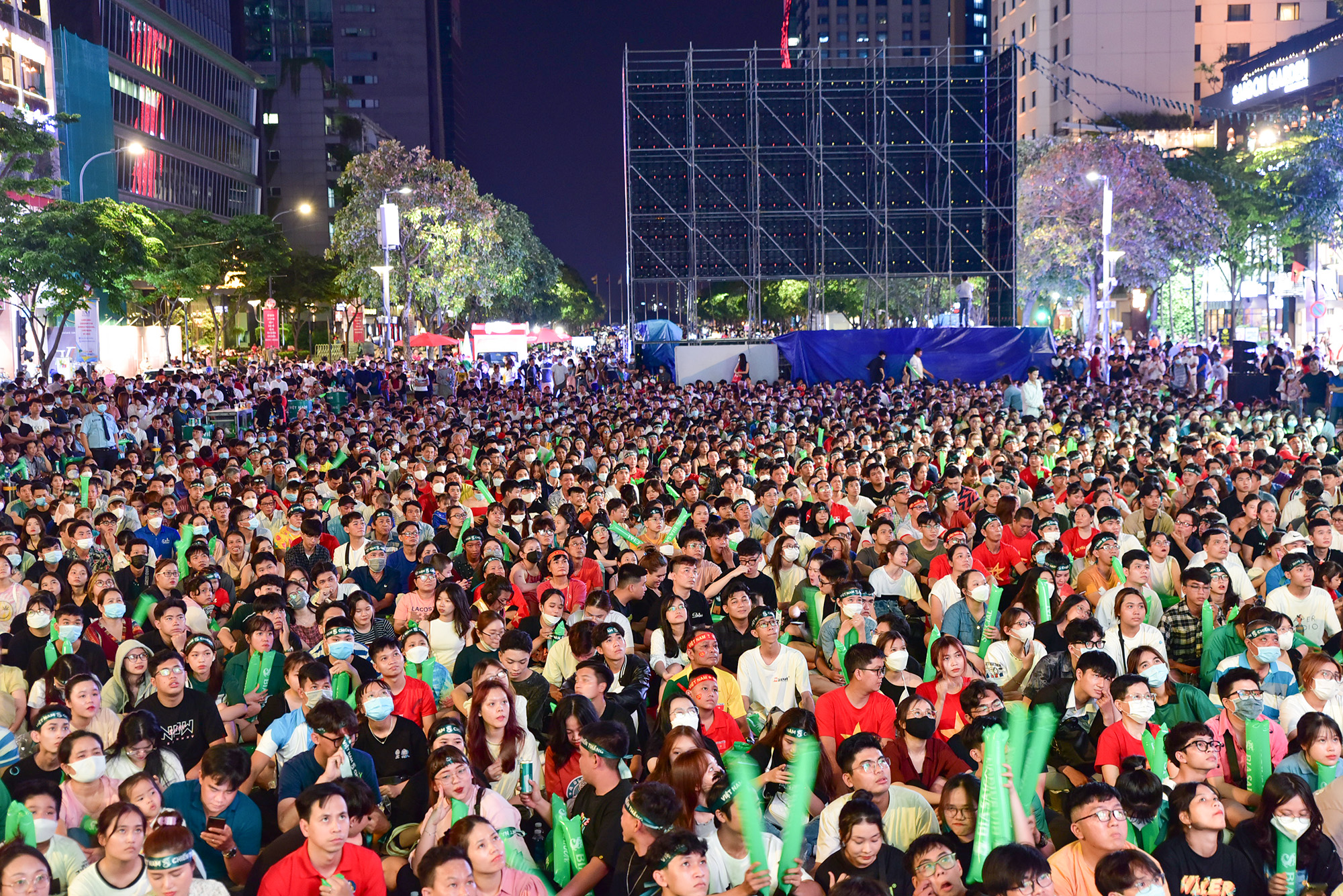 Fans on the pedestrian street Nguyen Hue dance, celebrate the victory of U23 Vietnam - 1