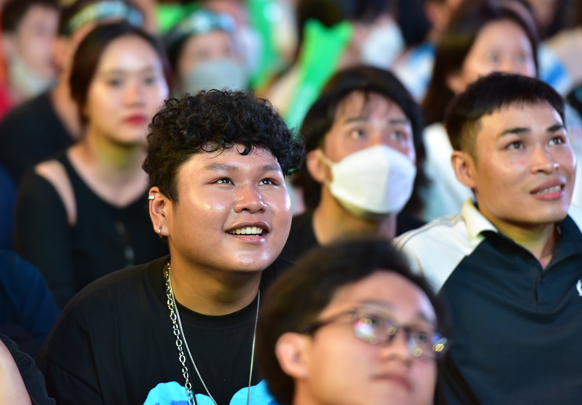 Fans on the pedestrian street Nguyen Hue dance, celebrate the victory of U23 Vietnam - 10