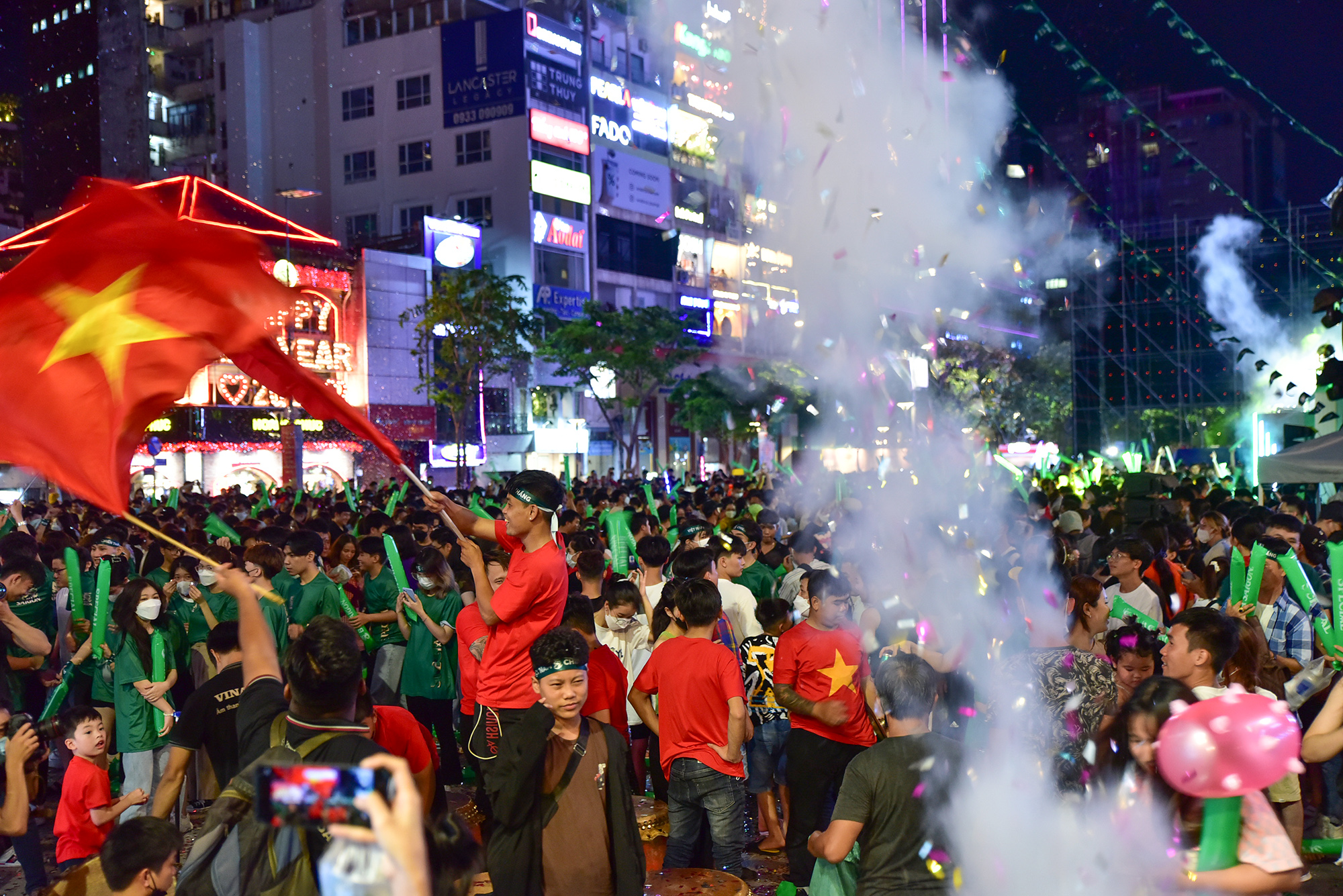 Fans on the pedestrian street Nguyen Hue dance, celebrate the victory of U23 Vietnam - 12