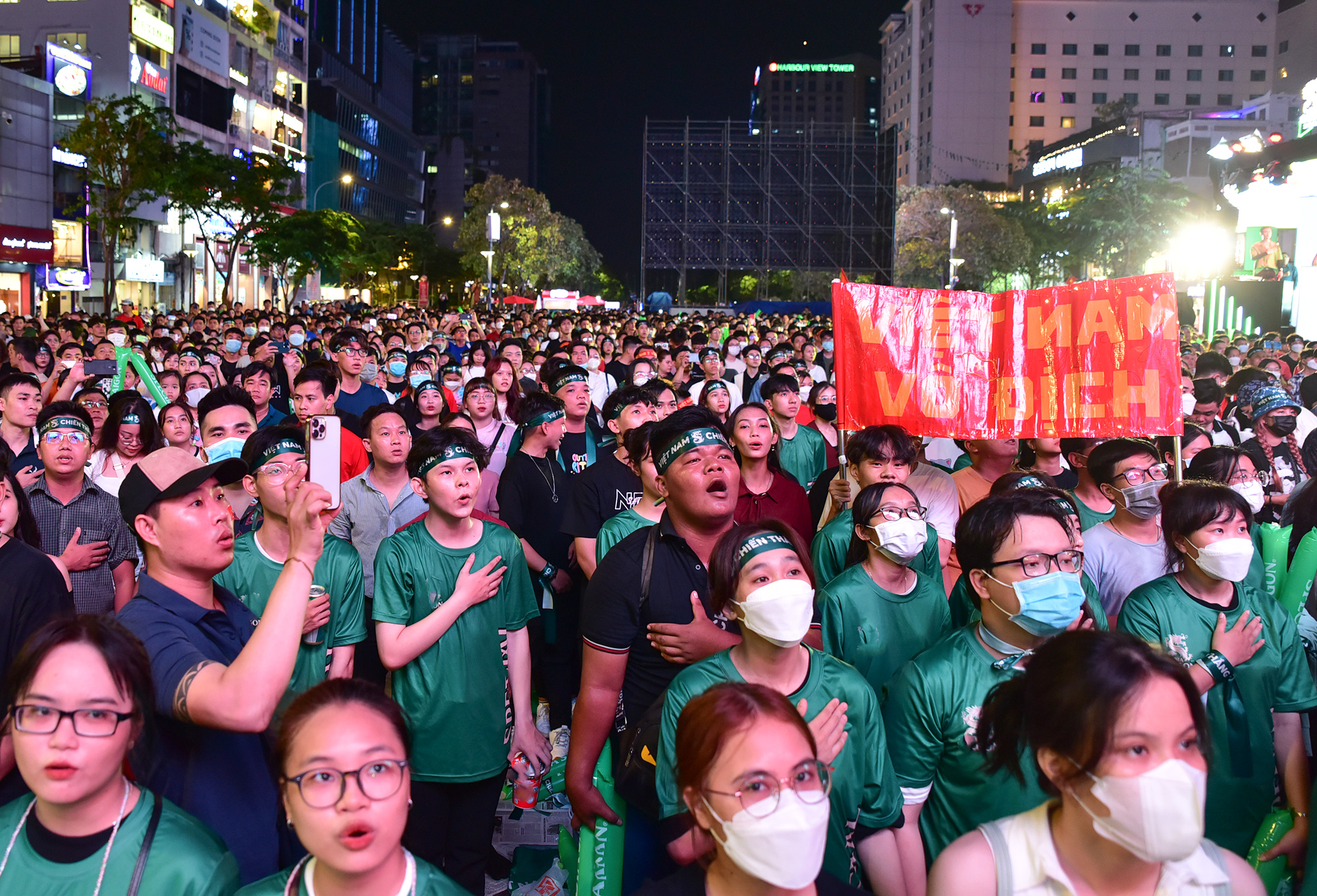 Fans on the pedestrian street Nguyen Hue dance, celebrate the victory of U23 Vietnam - 2