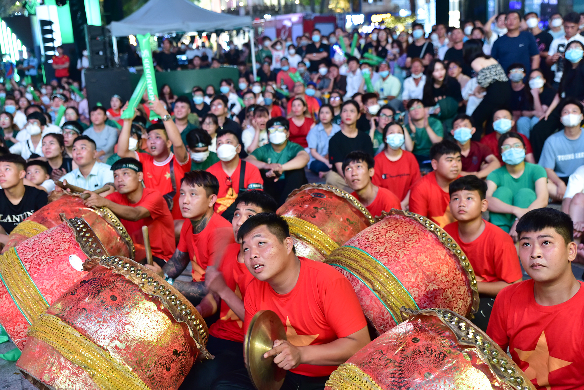 Fans on the pedestrian street Nguyen Hue dance, celebrate the victory of U23 Vietnam - 3