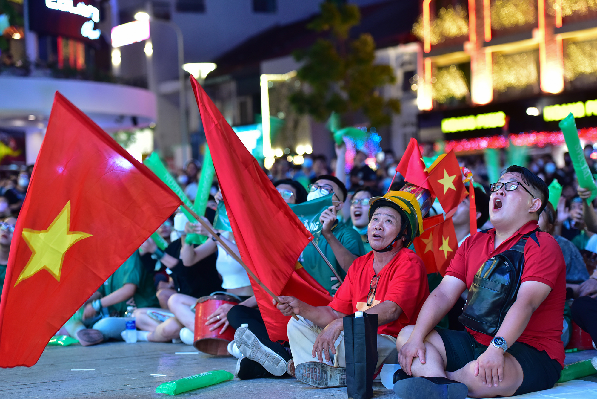 Fans on the pedestrian street Nguyen Hue dance, celebrate the victory of U23 Vietnam - 4