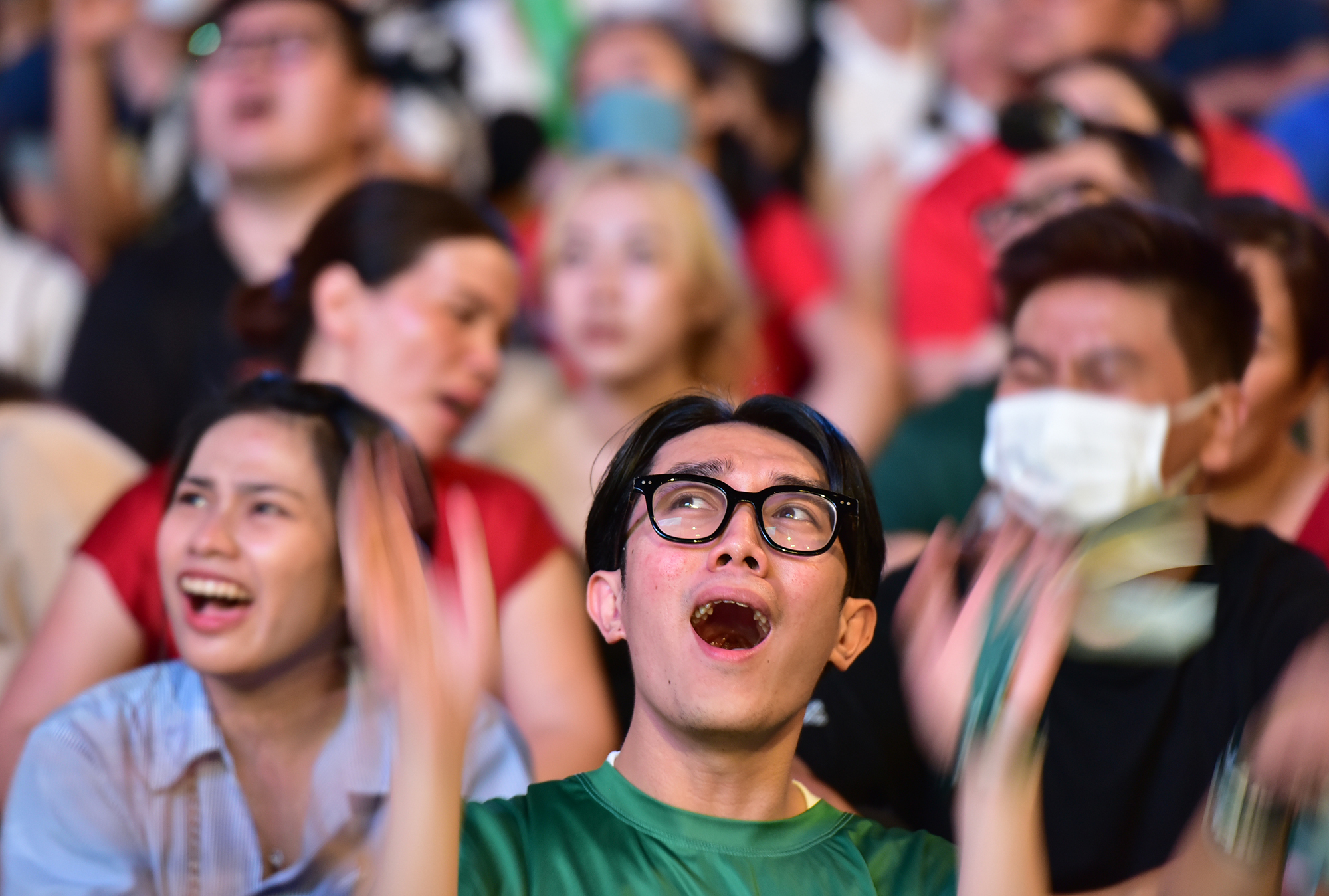 Fans on the pedestrian street Nguyen Hue dance, celebrate the victory of U23 Vietnam - 5