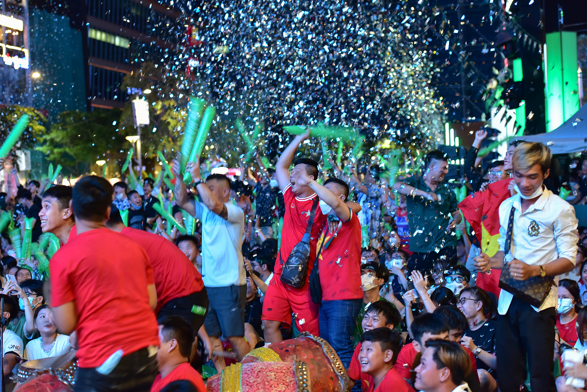 Fans on the pedestrian street Nguyen Hue dance, celebrate the victory of U23 Vietnam - 6