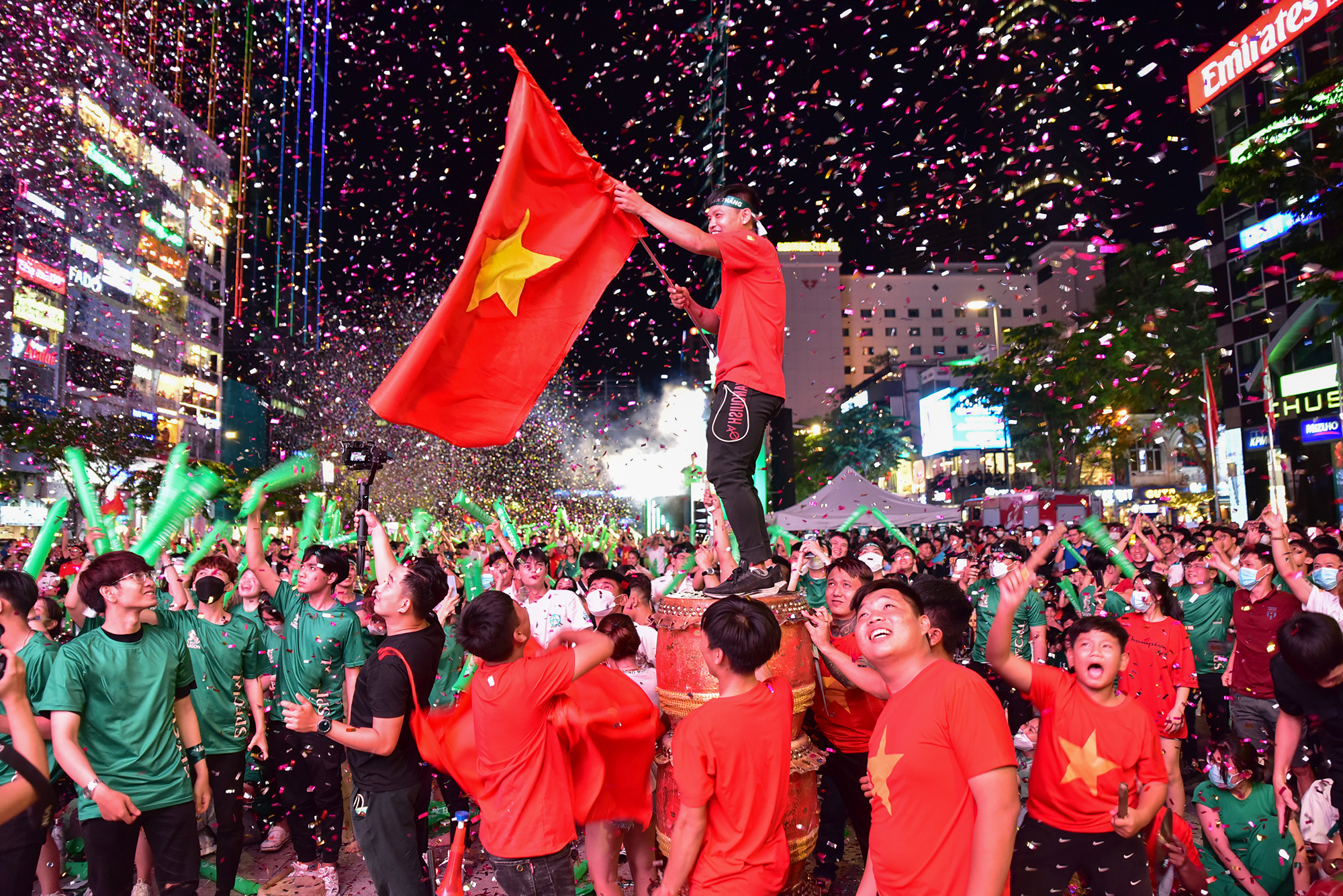 Fans on the pedestrian street Nguyen Hue dance, celebrate the victory of U23 Vietnam - 8