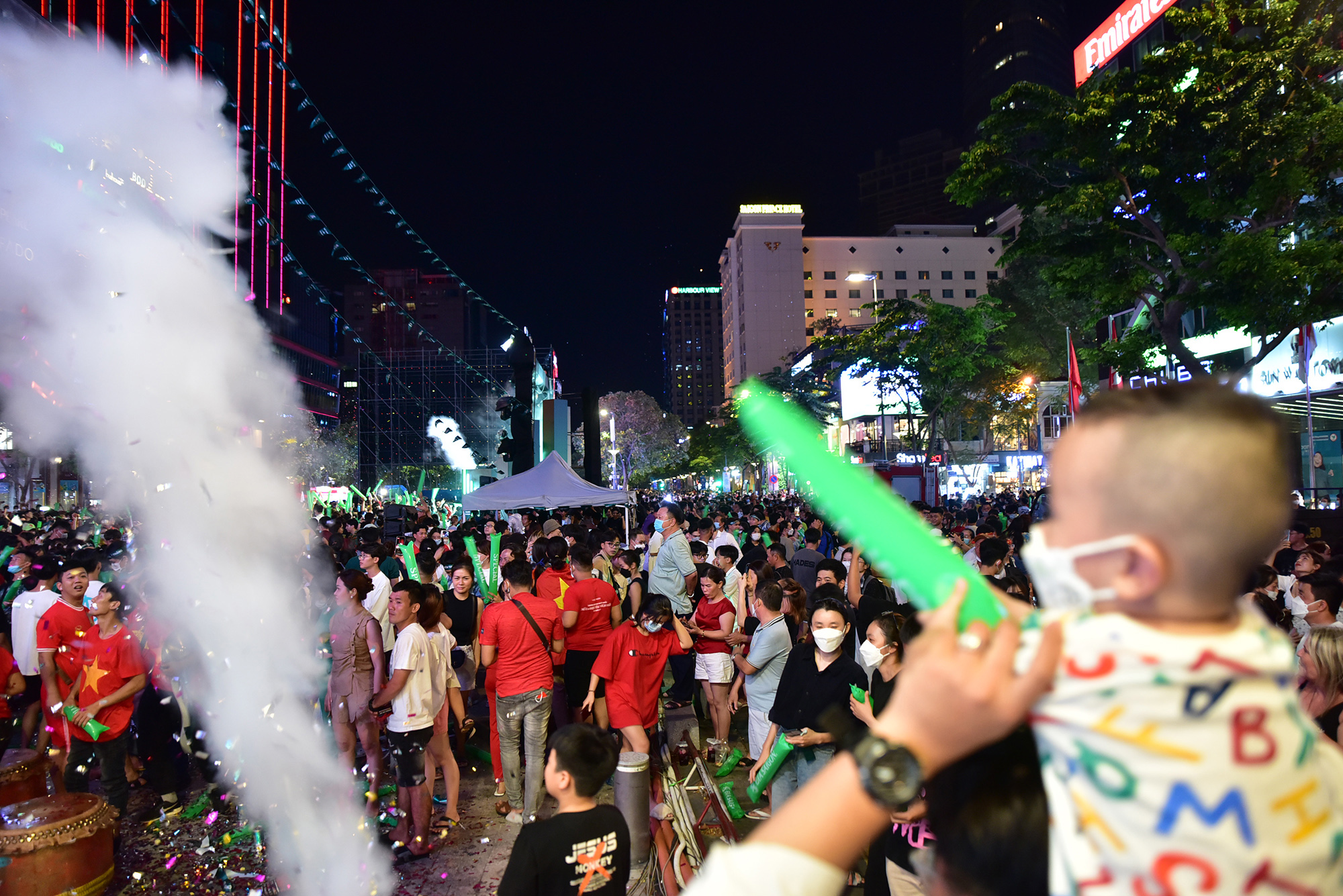 Fans on the pedestrian street Nguyen Hue dance, celebrate the victory of U23 Vietnam - 7