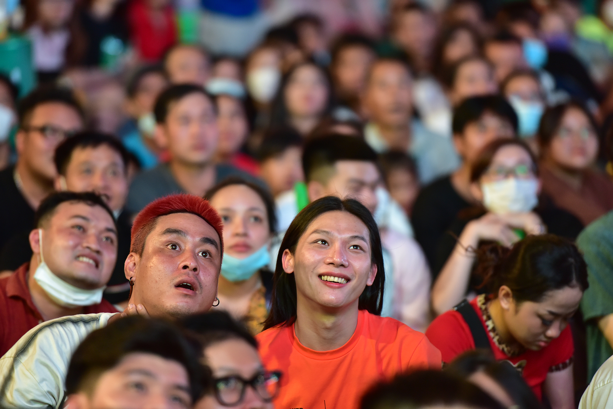 Fans on the pedestrian street Nguyen Hue dance, celebrate the victory of U23 Vietnam - 9