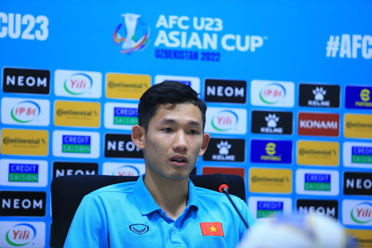Tiền vệ Nguyễn Hai Long (U23 Việt Nam) tỏ ra rất khiêm tốn sau khi nhận giải "Cầu thủ xuất sắc nhất trận"