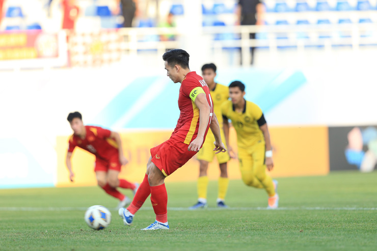 Sang hiệp 2, đội trưởng Việt Anh ghi bàn trên chấm 11m nâng tỷ số 2-0 cho U23 Việt Nam. Trước đó 1 cầu thủ của U23 Malaysia đã để bóng chạm tay trong vòng cấm
