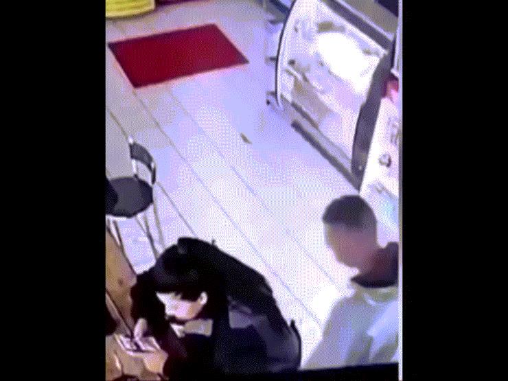 Phi thường - kỳ quặc - Clip: Bị quấy rối trong quán cà phê, cô gái bật dậy đấm tới tấp tên biến thái