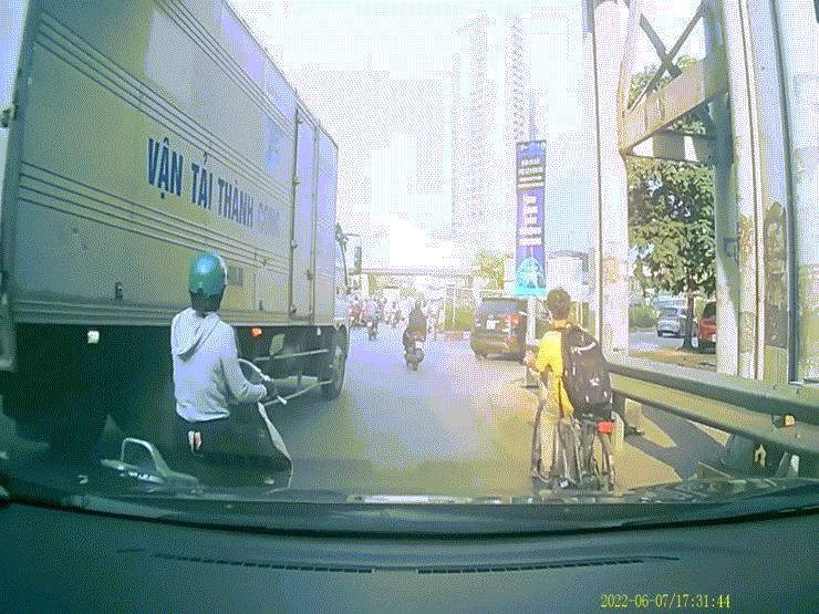 Ô tô - Clip: Cháu bé thoát nạn thần kỳ sau va chạm với xe tải