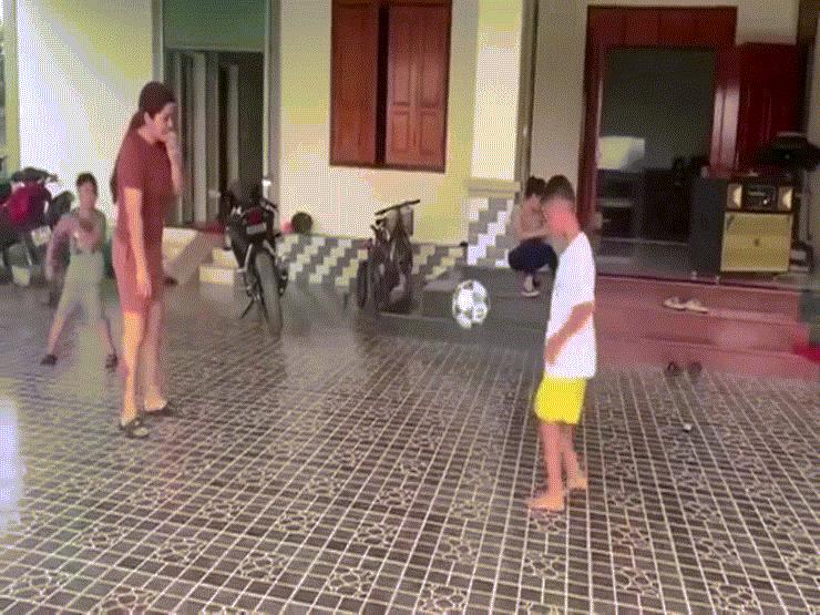 Bạn trẻ - Cuộc sống - Hai mẹ con trổ tài tâng bóng siêu đỉnh khiến cộng đồng mạng trầm trồ