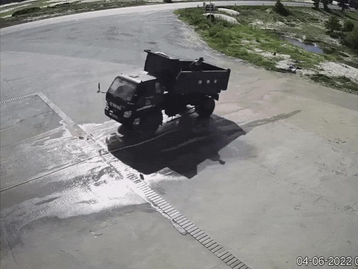 Ô tô - Clip: Tài xế suýt "ôm hận" chỉ vì quên kéo phanh tay khiến xe ben trôi dốc