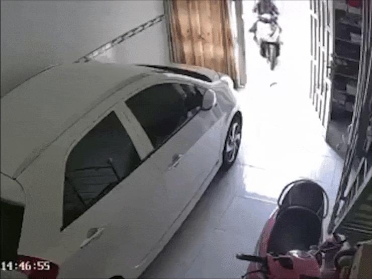 Xe máy - Xe đạp - Clip: Pha trốn CSGT của hai "Ninja Lead" khiến chủ nhà bật cười