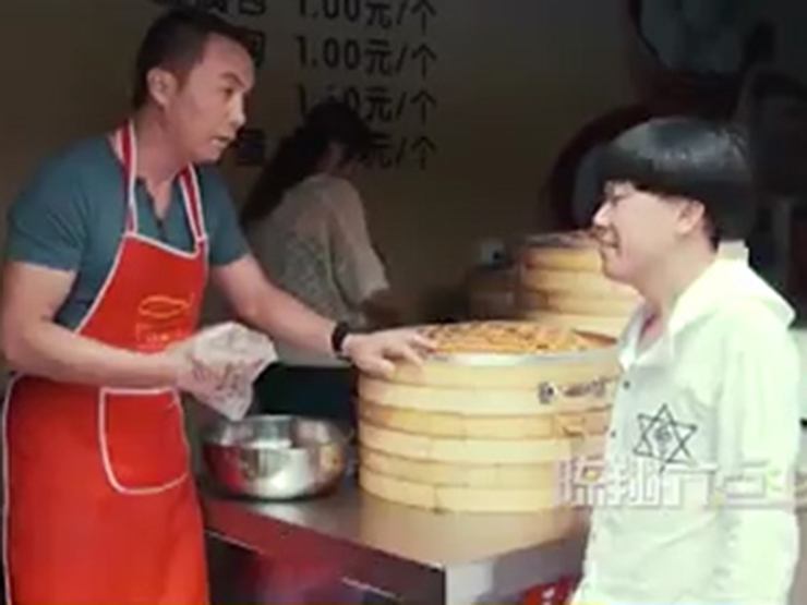 Clip hài hước - Thanh niên lầy lội rảnh rỗi đi trêu chọc chủ quán bánh bao