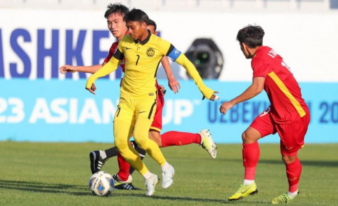 U23 Malaysia (áo vàng) không tạo được nhiều sức ép trước U23 Việt Nam. Ảnh: AFC.