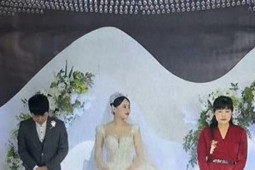 Bạn trẻ - Cuộc sống - Chú rể cúi gằm mặt, chẳng nói chẳng rằng trong hôn lễ, cô dâu giải thích ai nấy cạn lời