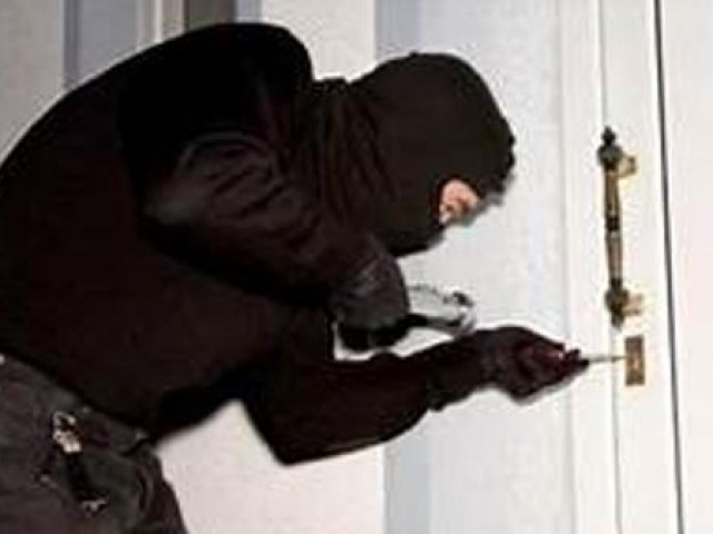 Pháp luật - Chủ nhà "nghênh chiến" 4 tên trộm giữa trưa