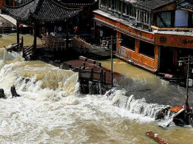 Thế giới - Mưa xối xả ở Trung Quốc, 25 người chết, Phượng Hoàng cổ trấn chìm trong lũ