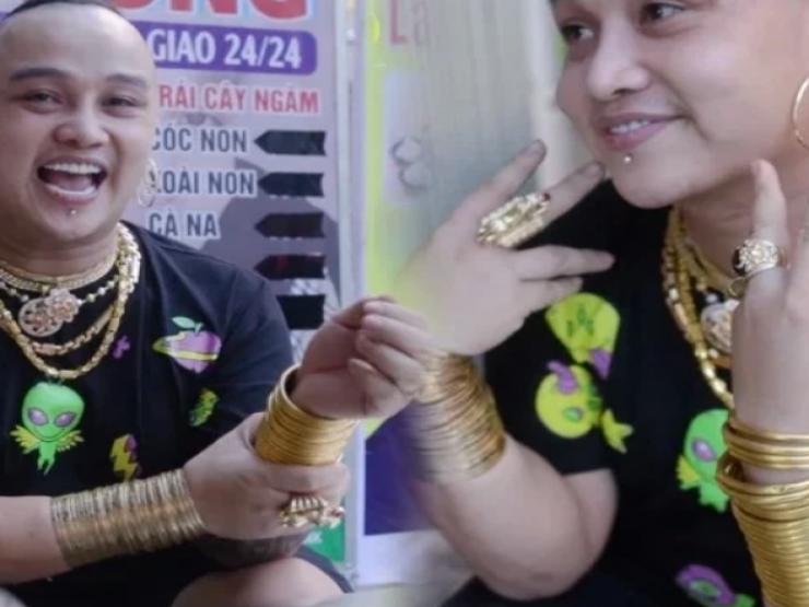 Đeo 5kg vàng trên người, người đàn ông Việt Nam gây chú ý