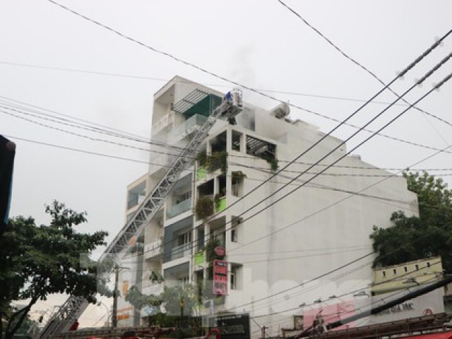 TPHCM: Cháy nhà 5 tầng, cảnh sát huy động xe thang để cứu hộ
